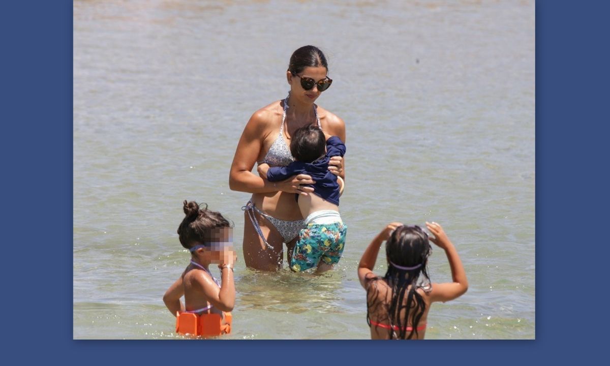 Τσιμτσιλή: Παιχνίδια με τα τρία της παιδιά μέσα στη θάλασσα- Έτσι είναι πραγματικά το κορμί της