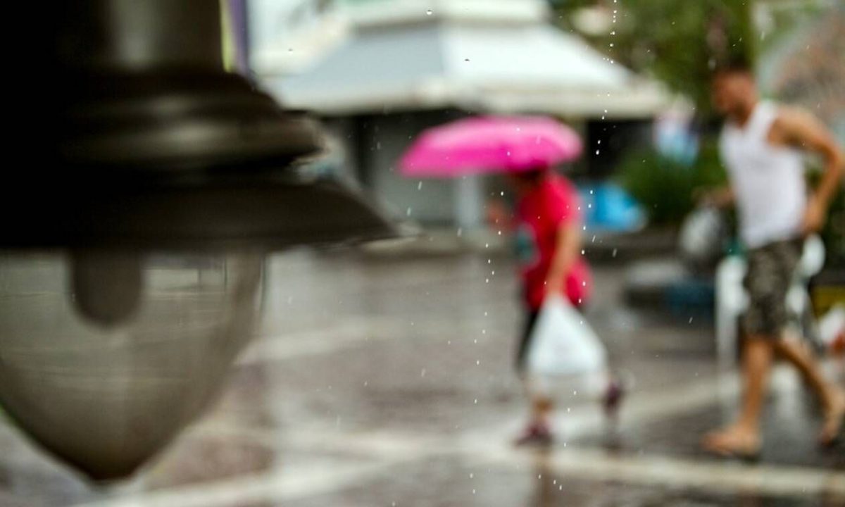Καιρός: Πέφτει η θερμοκρασία το Σαββατοκύριακο – Πού θα σημειωθούν βροχές (χάρτες)