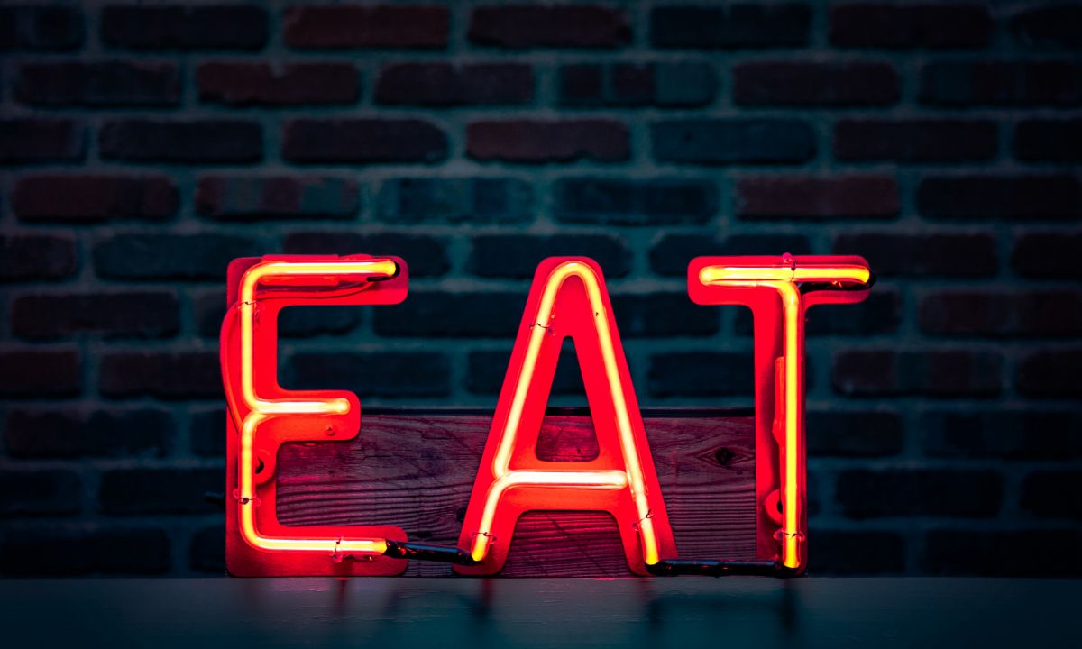 5 πράγματα που μπορείς να φας ή να πιείς για να κάψεις περισσότερες θερμίδες