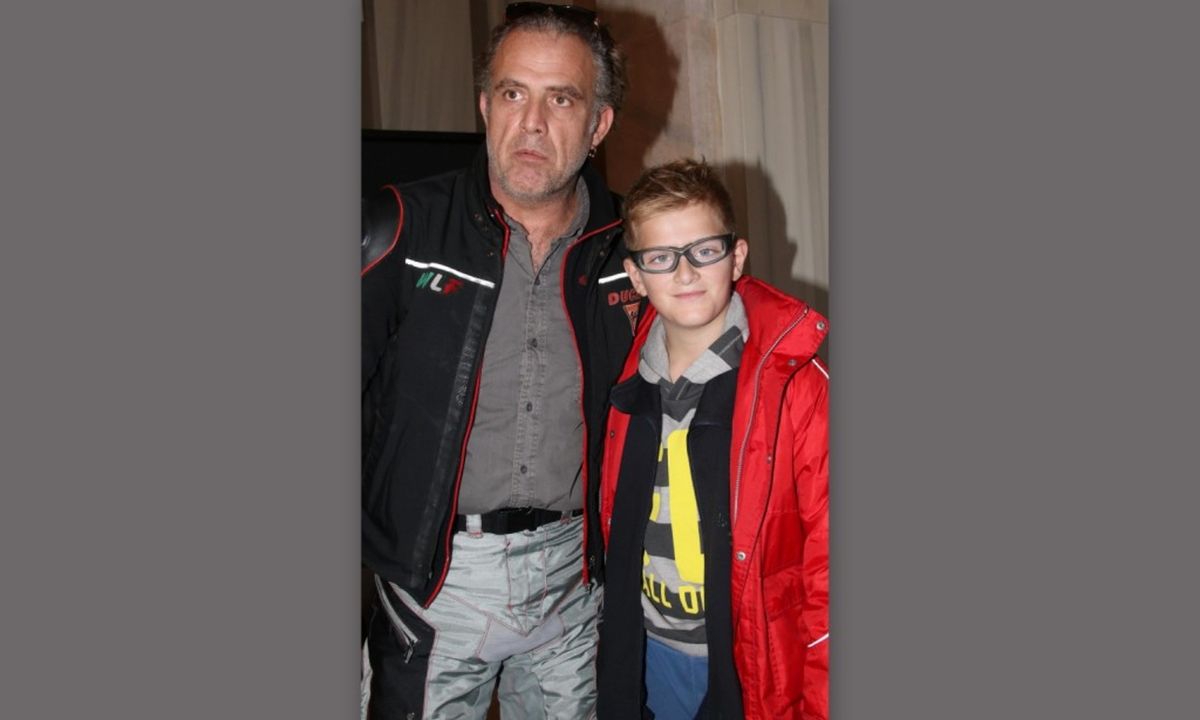 Πασχάλης Τσαρούχας: Δεν θα πιστεύεις πόσο μεγάλωσε ο γιος του – Είναι ένας κούκλος (Photos)