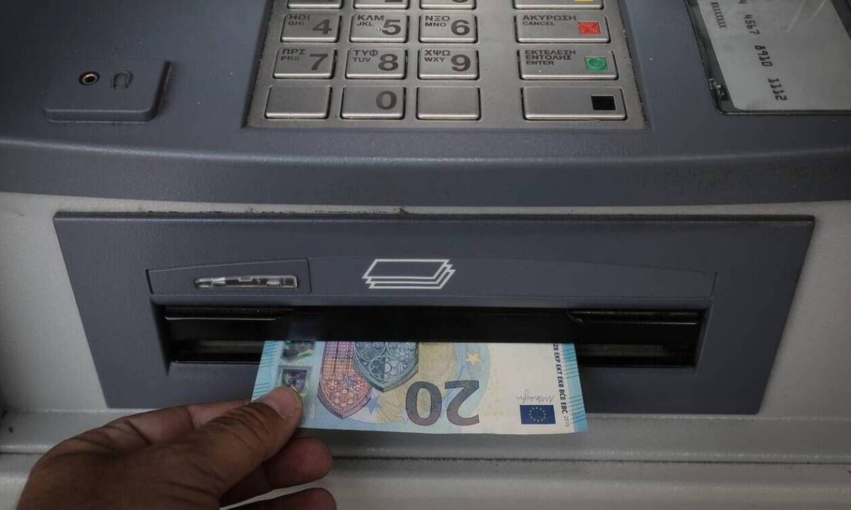 Τράπεζες: Πόσο θα μας χρεώνουν; Δείτε τα ποσά για κάθε συναλλαγή σε ΑΤΜ, γκισέ και e-banking