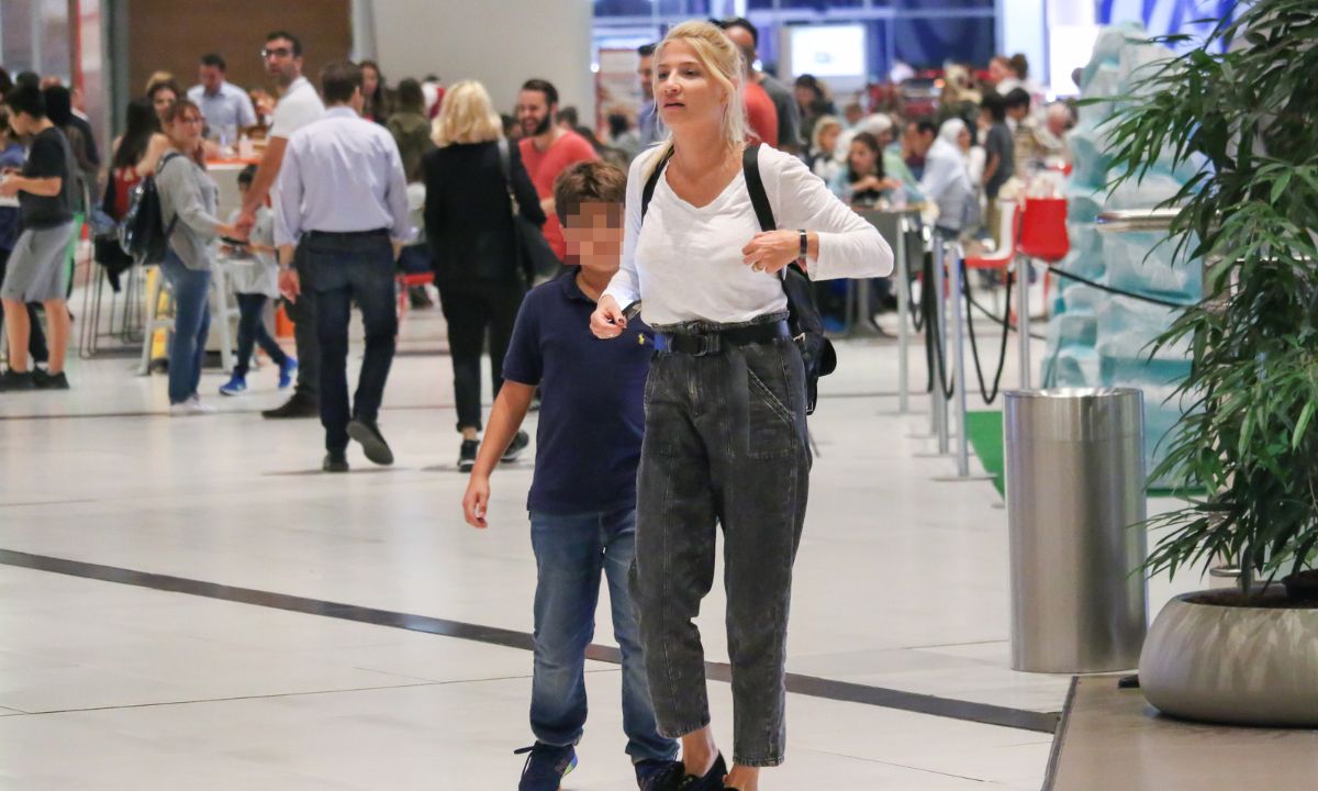 Φαίη Σκορδά: Ο γιος της κοντεύει να τη φτάσει στο ύψος κι εκείνη παραμένει… παιδί (photos)