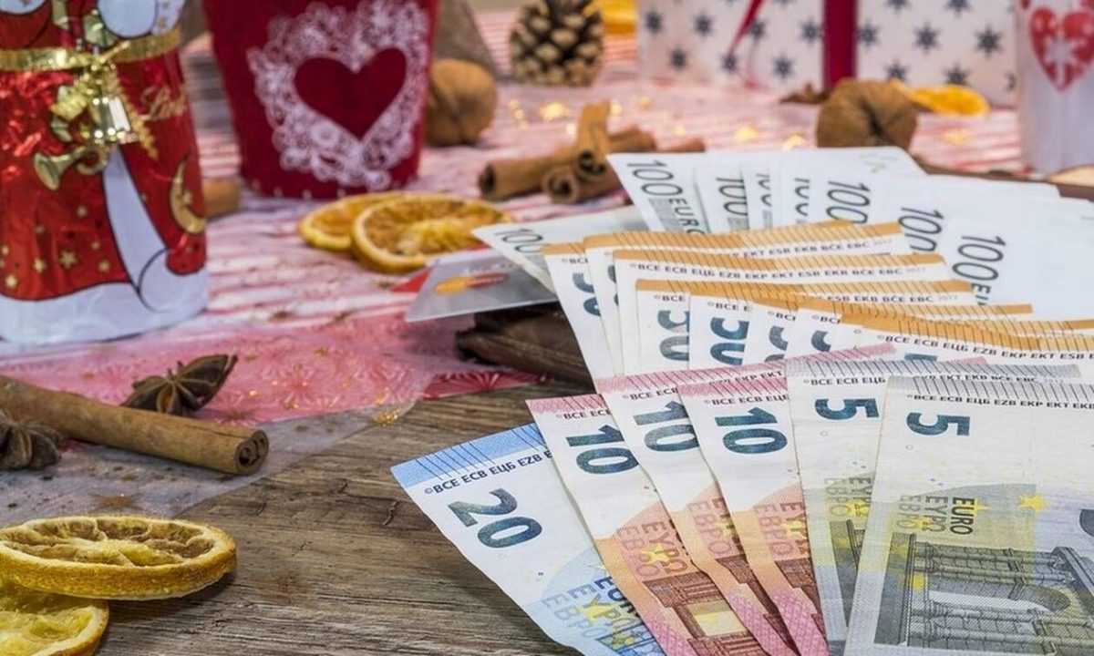 Δώρο Χριστουγέννων: Πότε καταβάλλεται και ποιοι είναι οι δικαιούχοι - Υπολογίστε ΕΔΩ το ποσό