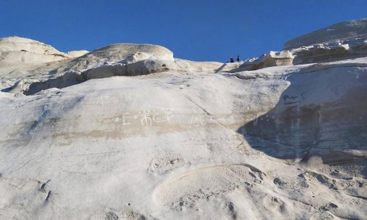 Μήλος: Απίστευτες εικόνες στο Σαρακίνικο - Δείτε τι έκαναν οι τουρίστες