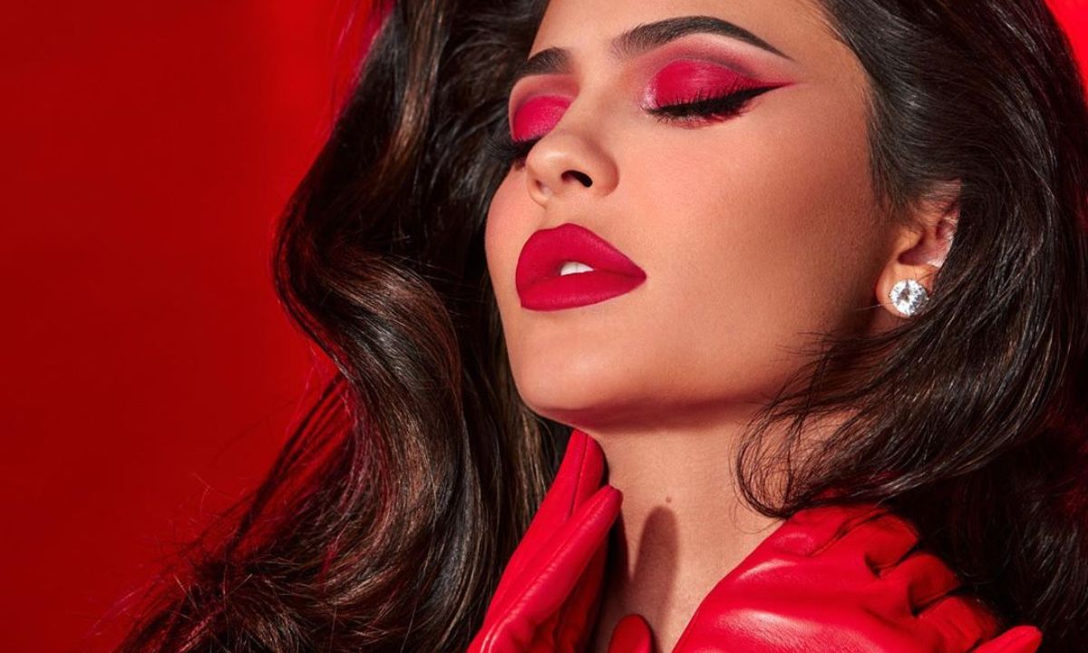 Η Kylie Jenner κυκλοφόρησε τα χριστουγεννιάτικα Kylie Cosmetics και στα φέρνει δωρεάν σπίτι σου