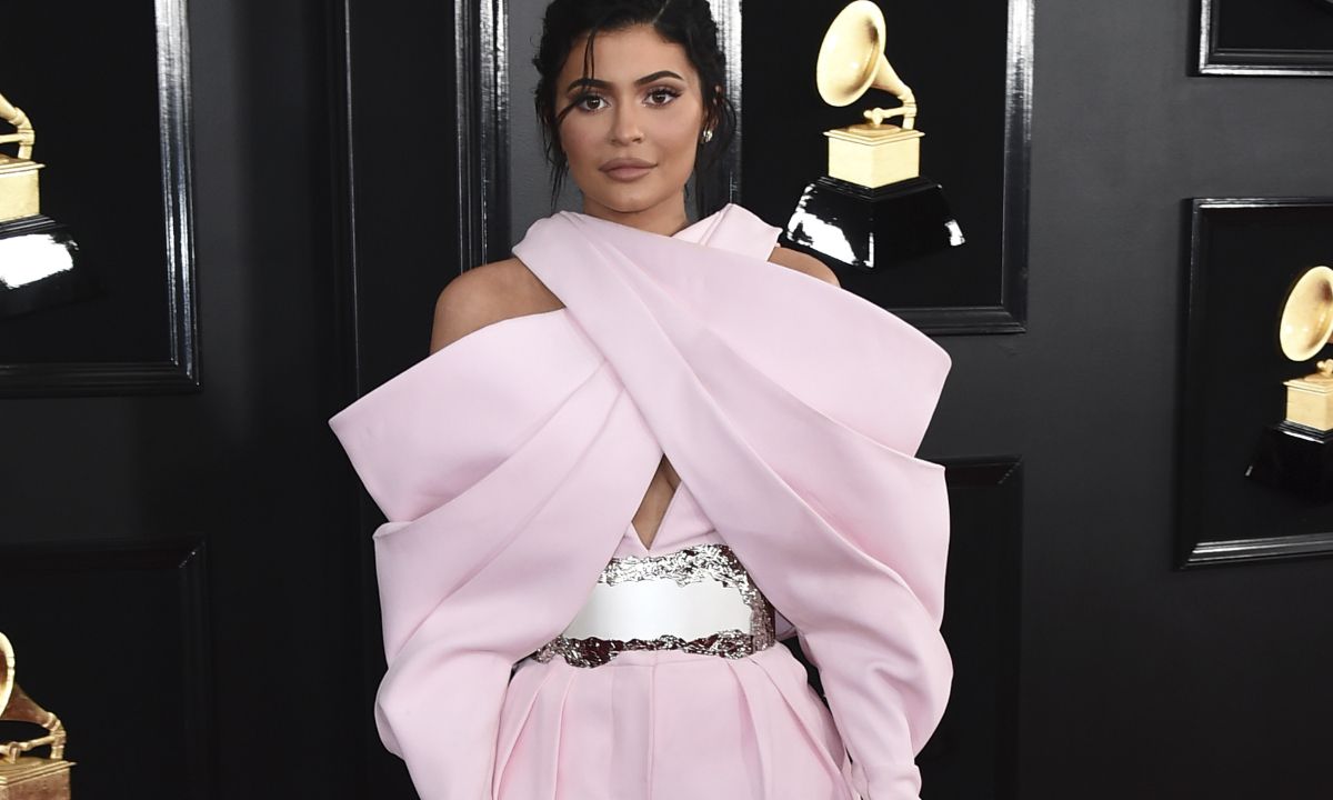 Τα Kylie Cosmetics μάλλον ετοιμάζουν μια συνεργασία-έκπληξη με διάσημη τραγουδίστρια