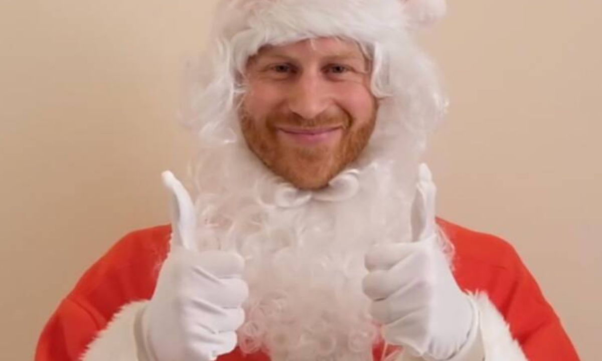 Ο πρίγκιπας Harry ντύθηκε Άγιος Βασίλης και το βίντεό του έγινε δίκαια viral  (video)