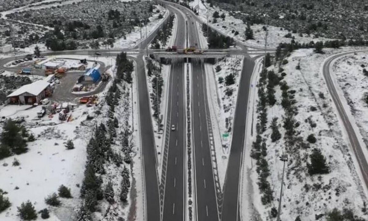 Βίντεο: Απίστευτες εικόνες από την κακοκαιρία στην Αθηνών-Λαμίας - «Αγώνας» για να μείνει ανοιχτή