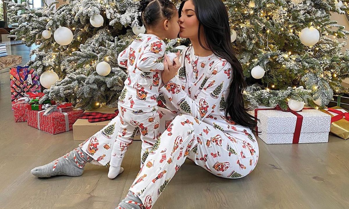 Mάθαμε τη συνταγή της Kylie Jenner για τα μπισκότα που λατρεύει η κόρη της