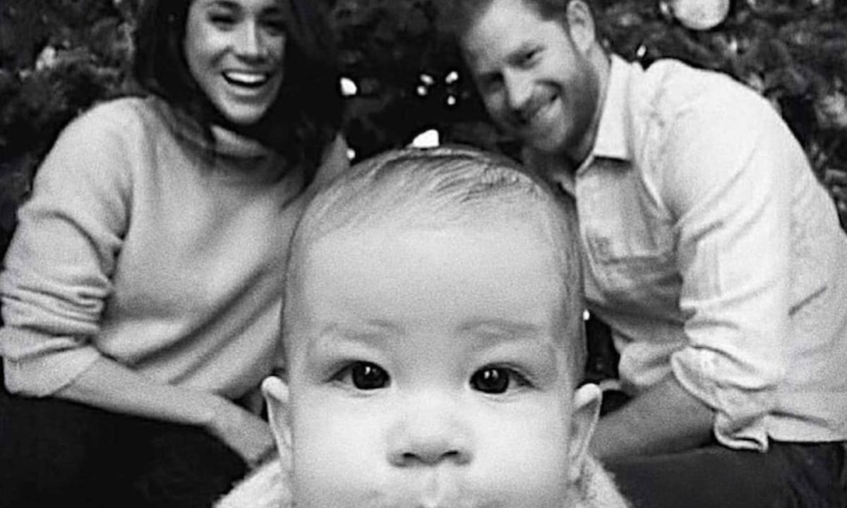 Ο πρίγκιπας Harry κι η Meghan Markle υποδέχτηκαν το 2020 με την πιο απίθανη εικόνα του Archie