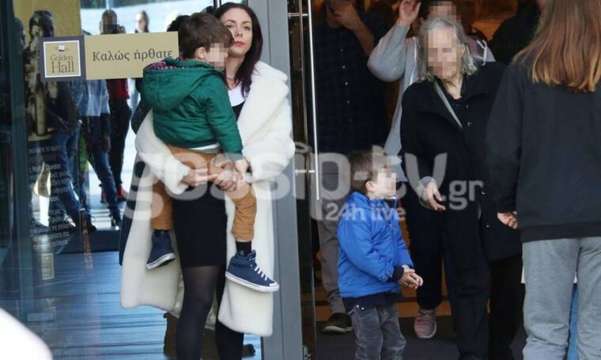 Σάννυ Χατζηαργύρη: Θυμάστε τη Λίλα από τους Singles; Δείτε πόσο έχουν μεγαλώσει τα δίδυμα αγόρια της