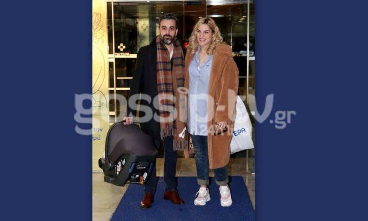 Μαντώ Γαστεράτου: Έξοδος από το μαιευτήριο αγκαλιά με τον άντρα και το μωρό της (Photos)