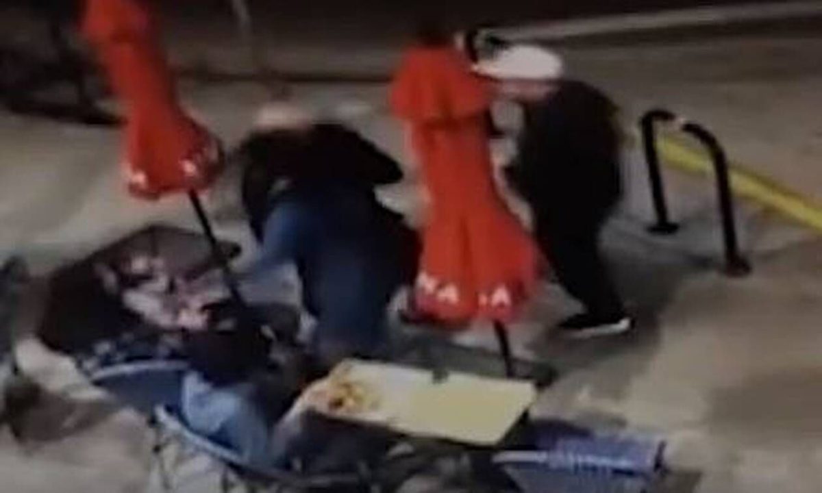 Καρέ – καρέ η απόπειρα αρπαγής 6χρονης από την αγκαλιά της μαμάς της: «Ήταν τόσο τρομακτικό»