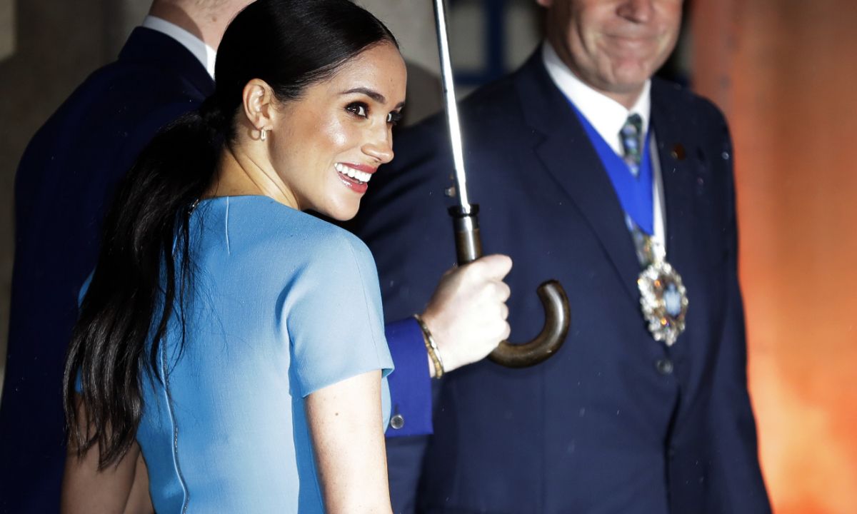 «Ουρλιάζουμε»: Η νέα εμφάνιση της Meghan Markle μας έκανε να παραμιλάμε