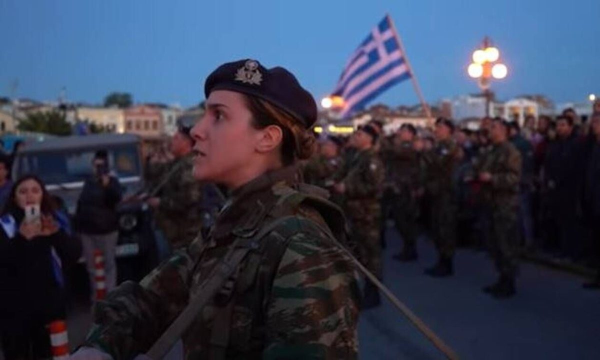 Ρίγη συγκίνησης: Διμοιρίτισσα στην Μυτιλήνη απαγγέλει τον εθνικό ύμνο και «σείεται η γη» (pics -vid)