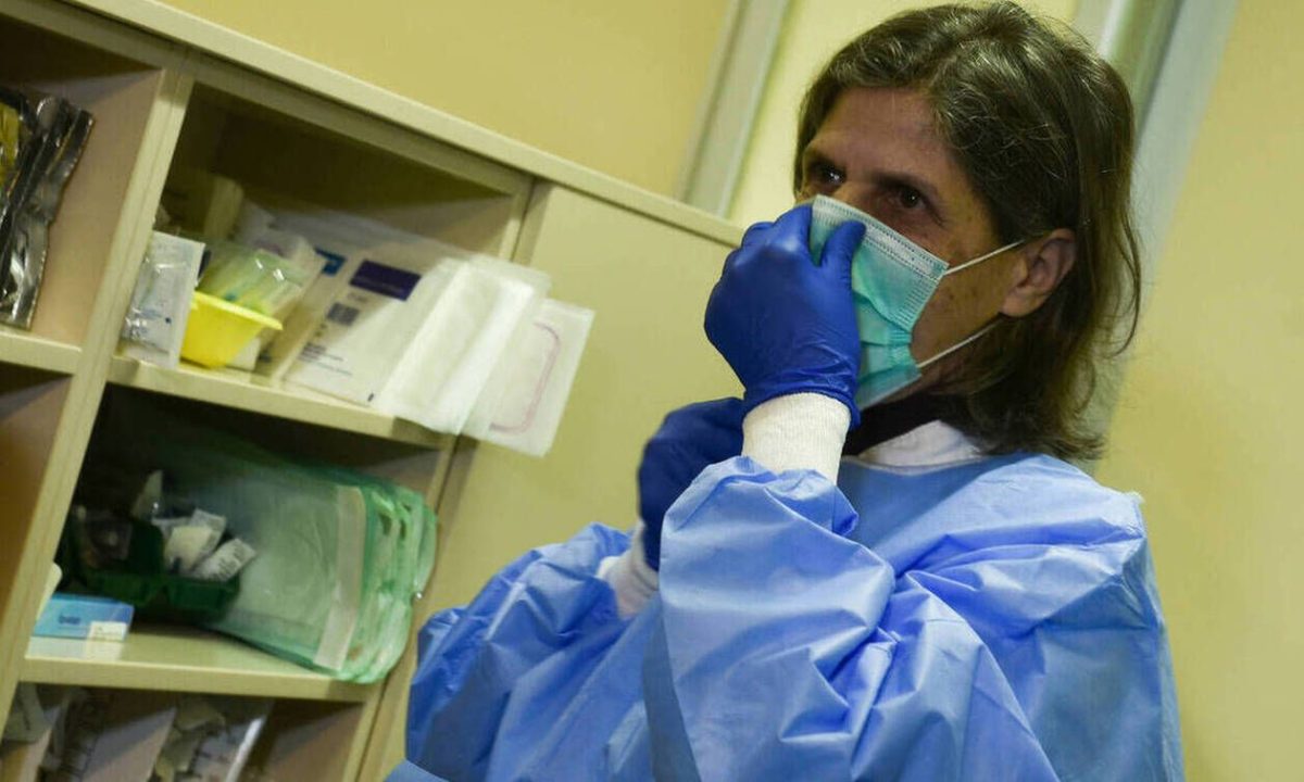 Κορονοϊός: Πρέπει να φοράμε μάσκα ή όχι; Τι αποκάλυψε ο Τσιόδρας