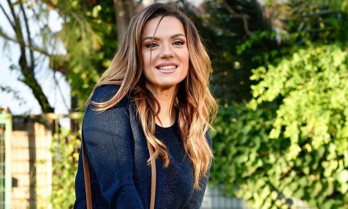 Tα homewear της Λασκαράκη θα σε κάνουν να “πετάξεις” τις πυτζάμες τώρα – Δες τι φορά στο σπίτι