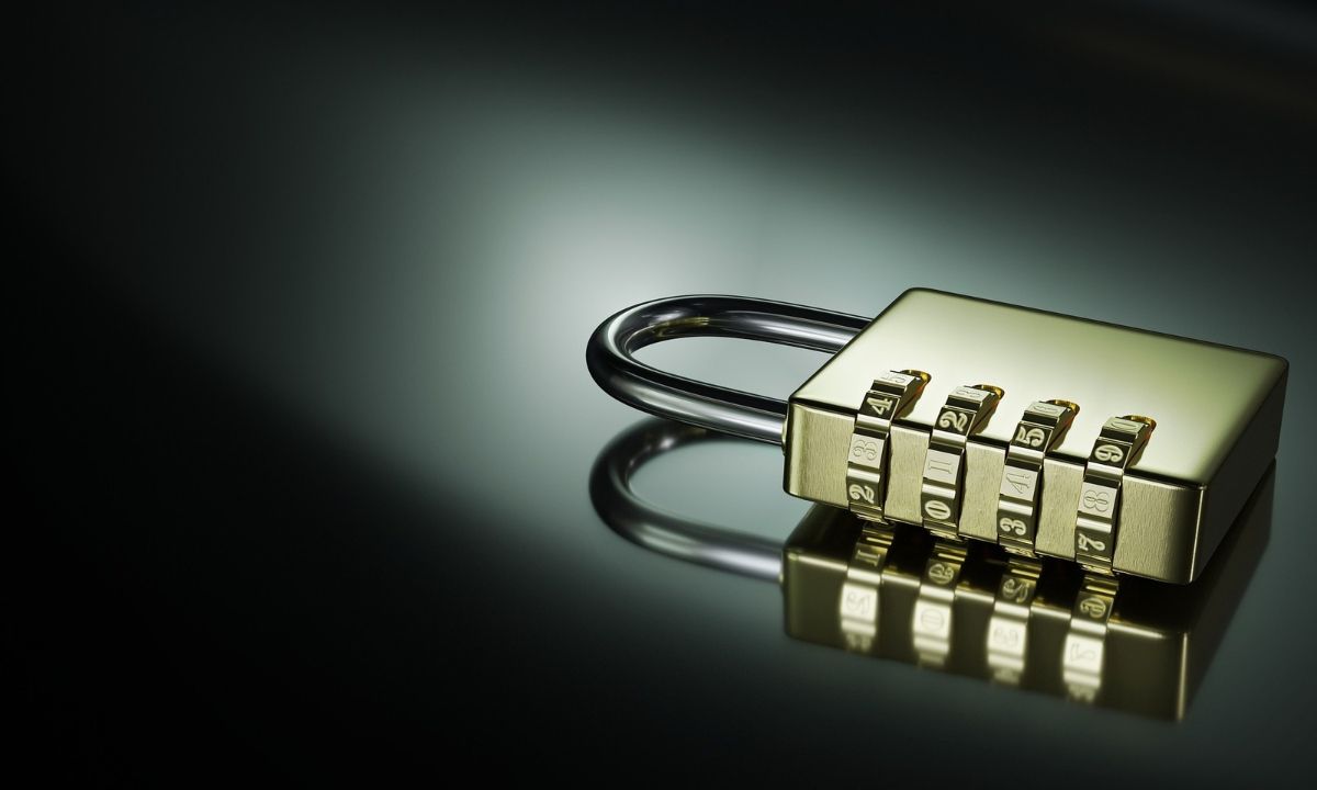 Δείτε πώς ανοίγουν οι κλέφτες ένα λουκέτο σε δύο λεπτά (video)