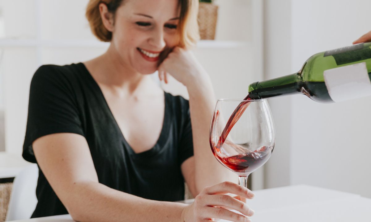 Με αυτόν τον απλό τρόπο θα αφαιρέσεις το κόκκινο κρασί από τα χείλη σου