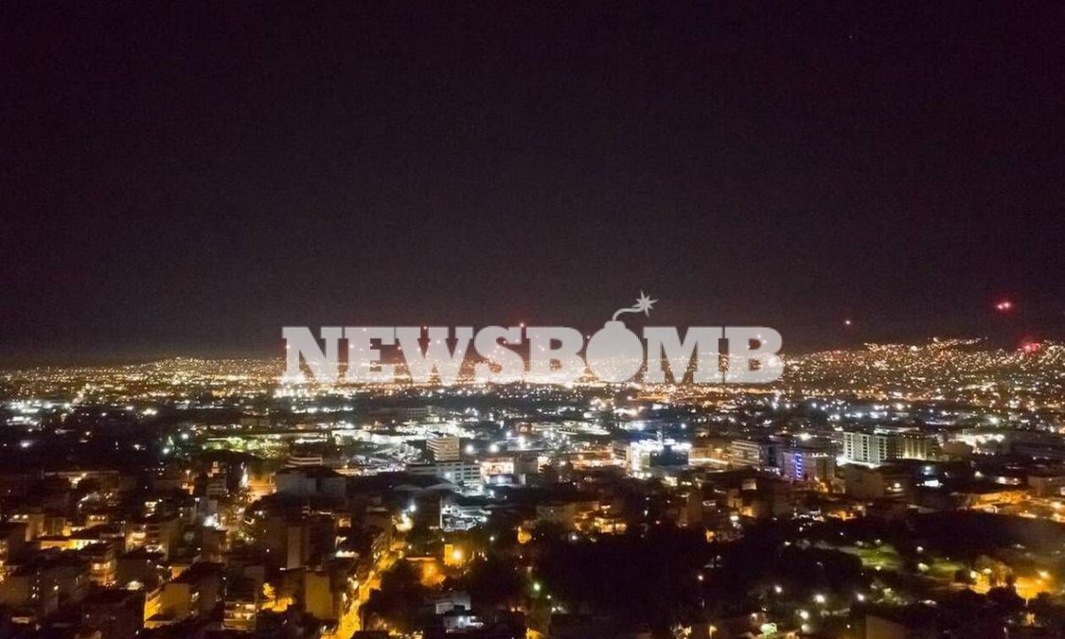 Πάσχα 2020: Η Ελλάδα γιόρτασε την Ανάσταση στα μπαλκόνια - Δείτε συγκινητικές εικόνες (pics&vids)