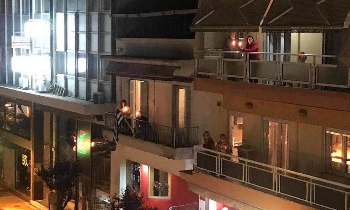 Θεσσαλονίκη: Ιερέας βγήκε μόνος στο δρόμο για το Χριστός Ανέστη – Έψαλλαν μαζί του από τα μπαλκόνια