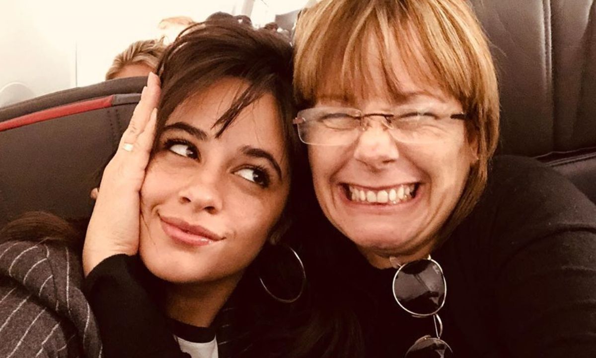 Oops! Η Camila Cabello άφησε τη μαμά της να της κόψει τα μαλλιά και ίσως δεν έπρεπε (video)