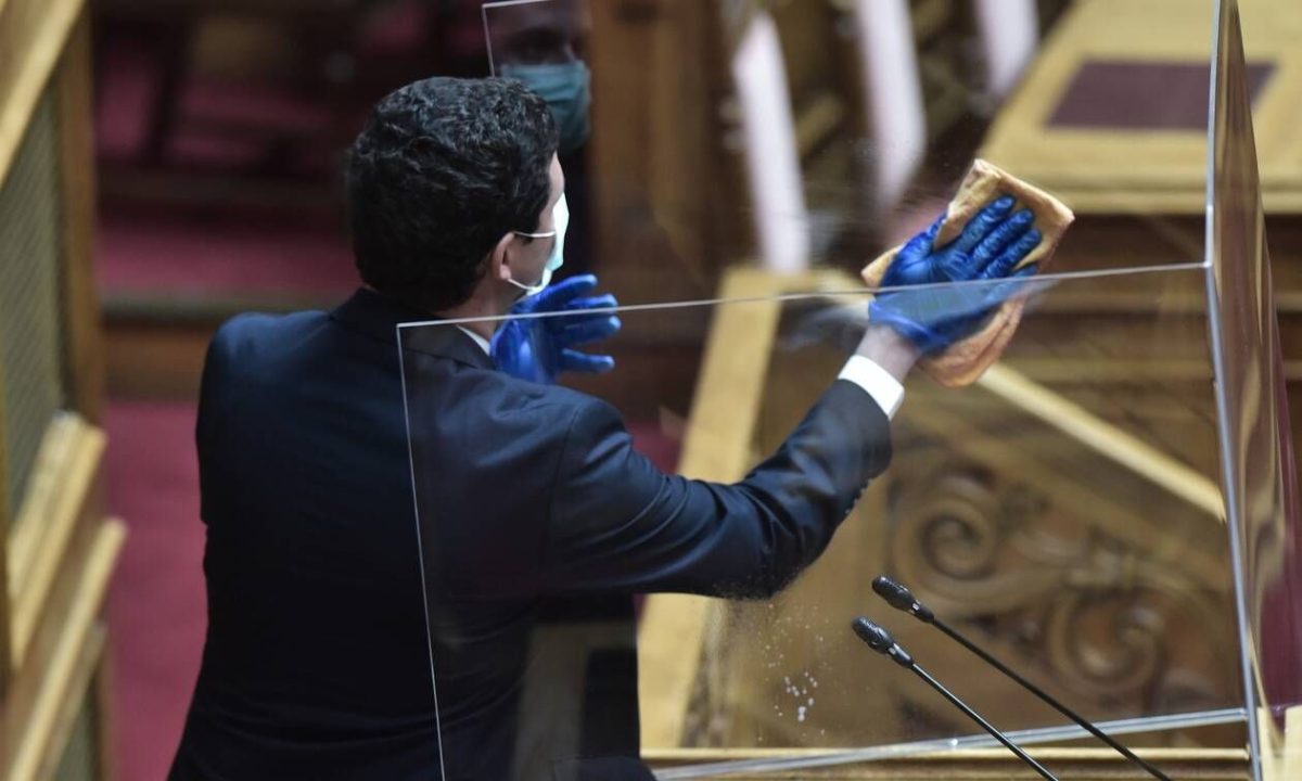 Κορονοϊός: Είδος υπό εξαφάνιση το πλεξιγκλάς - Το χρησιμοποιούν από ταξί μέχρι κρεωπολεία!