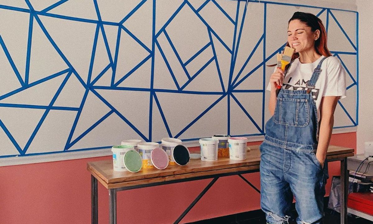 Η Μαίρη Συνατσάκη έβαψε το σπίτι της χάρη στο trend video του Tik-Tok και σου δείχνει πώς το έκανε