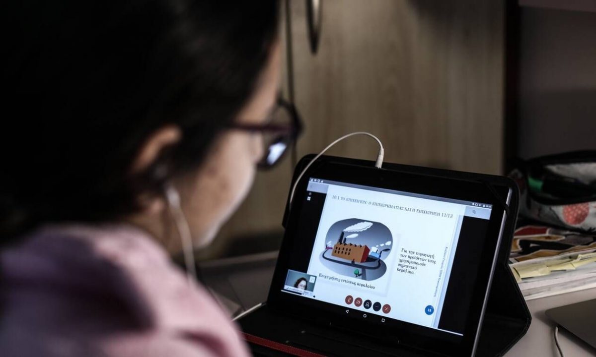 Κεραμέως: Συνεχίζουμε τα μαθήματα στο σπίτι, ξεκινάμε σταδιακά και τα μαθήματα στο σχολείο