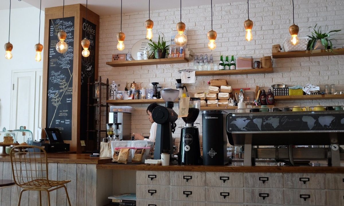 Άρση μέτρων: Καβαλιώτισσα κάνει παράπονα στην κάμερα επειδή δεν άνοιξαν οι καφετέριες (video)