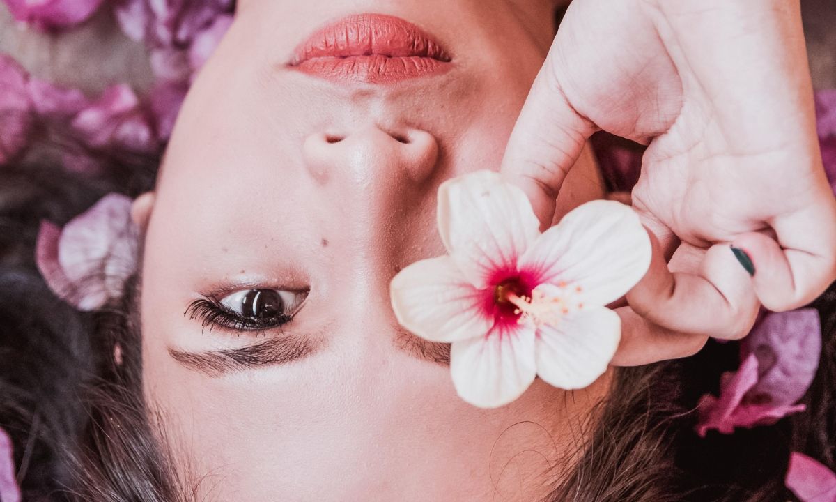 Τι συμβαίνει στο δέρμα σου όταν σταματάς να βάφεσαι καθημερινά