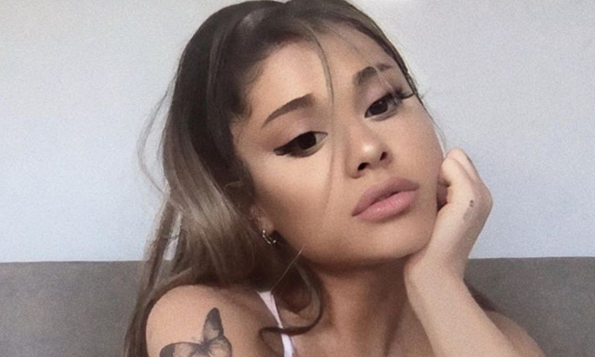 Δες την Ariana Grande να ποζάρει χωρίς ίχνος μακιγιάζ