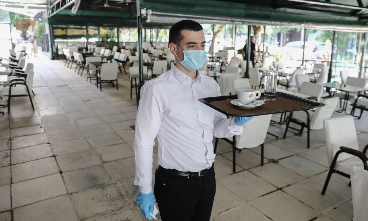 Άρση μέτρων: Χαμός στις καφετέριες - «Μασκοφόροι» σερβιτόροι, αποστάσεις και αντισηπτικά
