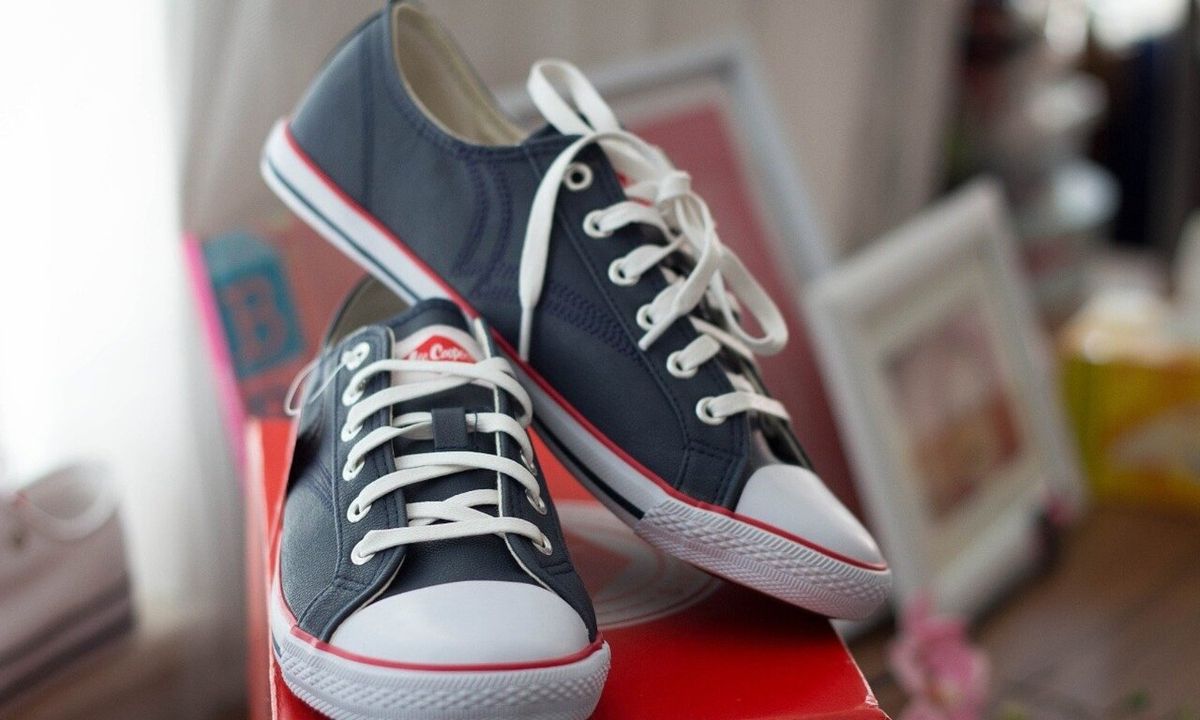 Έριξε μαγειρική σόδα στα παπούτσια της - Δείτε γιατί και θα το κάνετε κι εσείς (video)