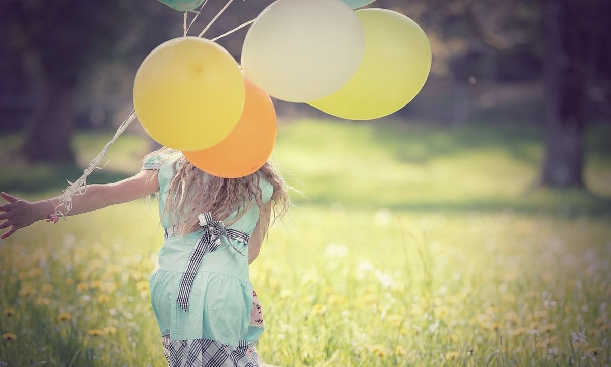 Βάζει λεμόνι πάνω σε μπαλόνι - Μόλις δείτε γιατί θα το κάνετε κι εσείς (video)