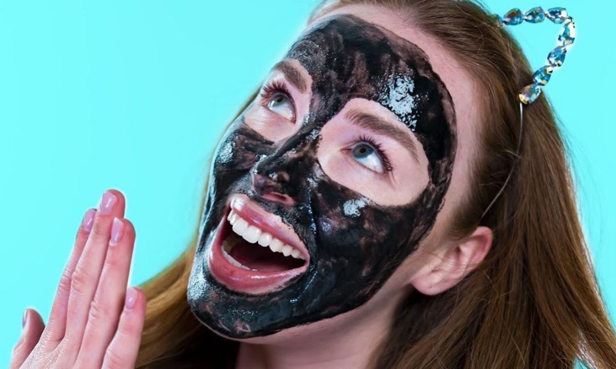 Όλα όσα πρέπει να ξέρεις για τη μαύρη μάσκα προσώπου με άνθρακα