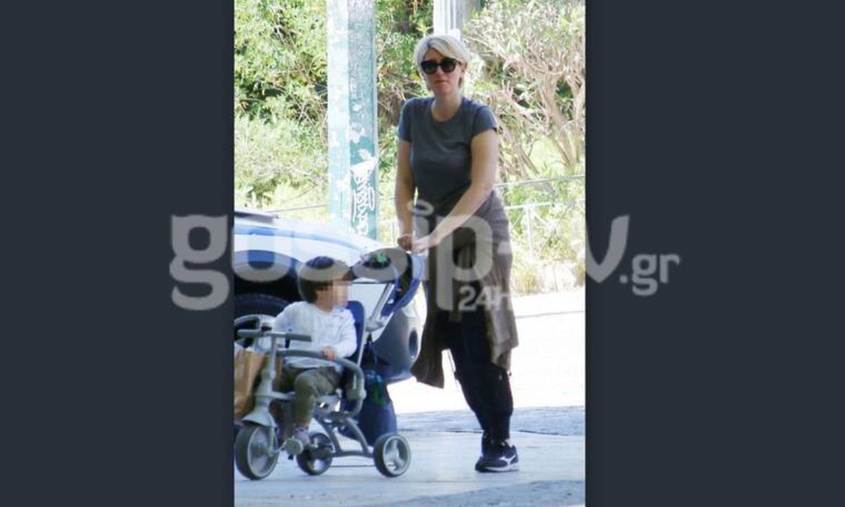 Σία Κοσιώνη: Η βόλτα και το απίθανο look! Στιλάτος από κούνια ο γιος της