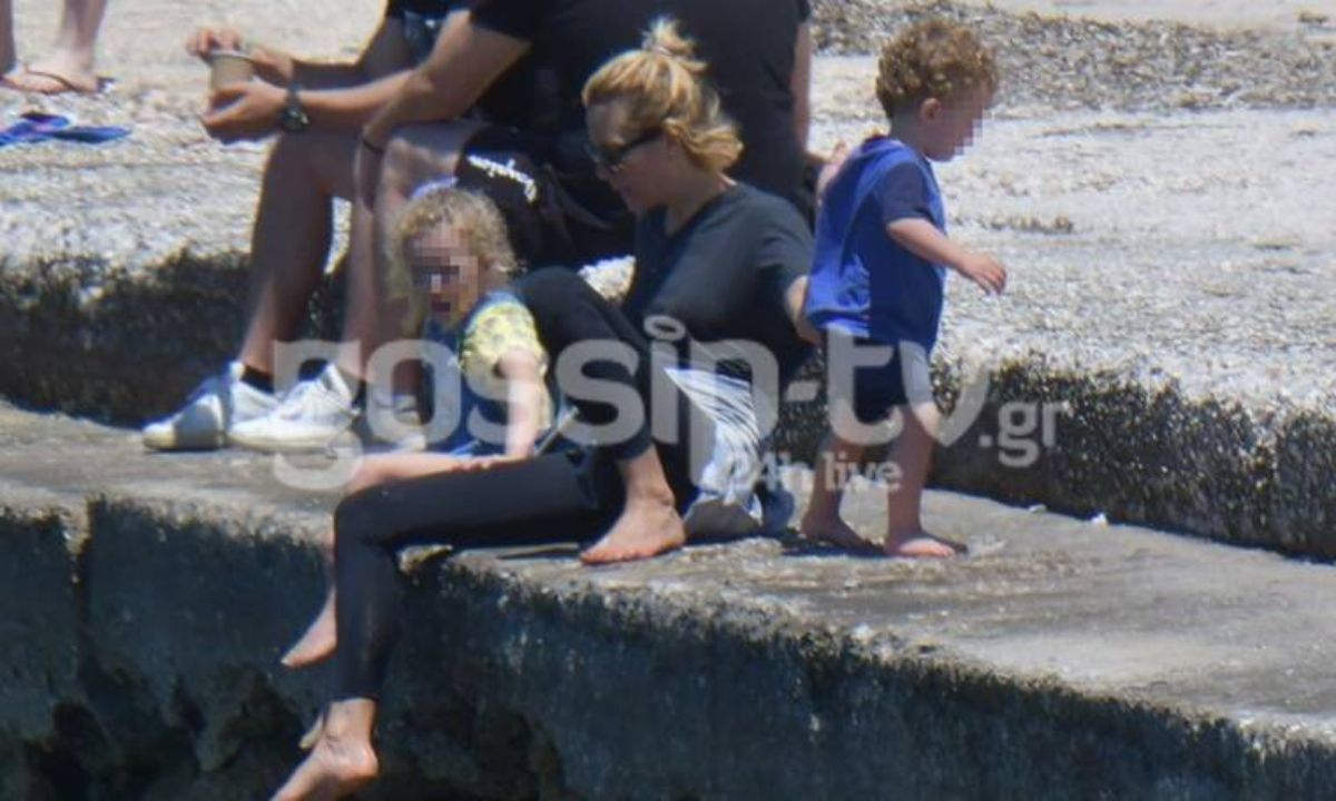 Βίκυ Καγιά: Βόλτα με τα παιδιά της και ξυπόλιτη δίπλα στη θάλασσα! (Photos)