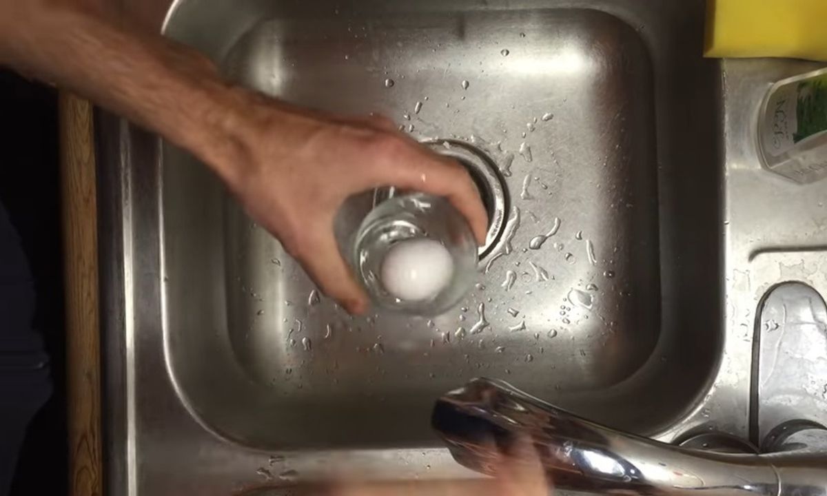 Βράζει αυγό και το βάζει σε ποτήρι - Δείτε γιατί (video)