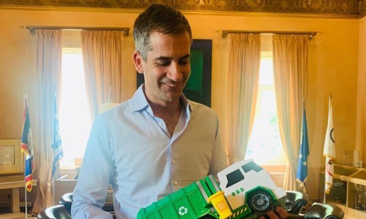 Ο Κώστας Μπακογιάννης με την μικρή του κόρη Ολυμπία και την Σία Κοσιώνη