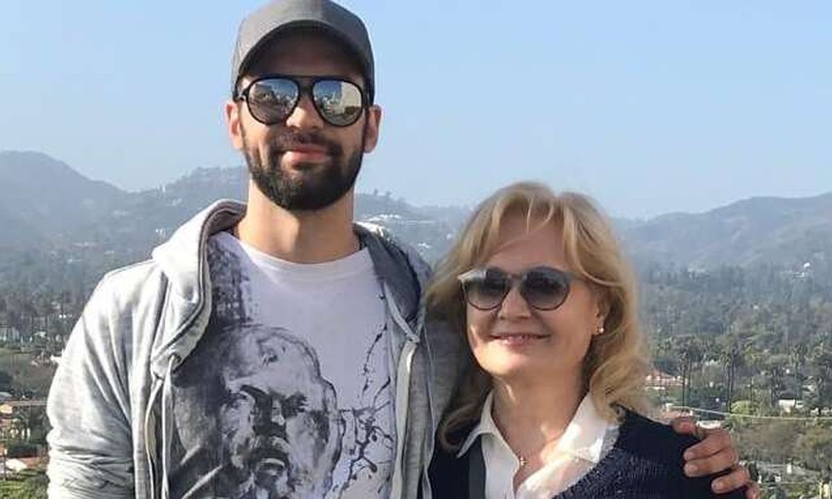 Νικολούλη: Ο γιος της εκτός από επιτυχημένος σκηνοθέτης είναι και κούκλος