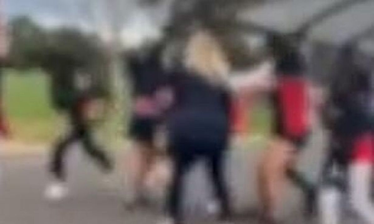 Εικόνες σοκ: Έφηβοι πλάκωσαν άγρια κορίτσι στο σχολείο της (photos+video)