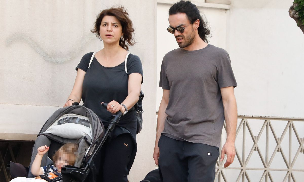 Δημήτρης Κουρούμπαλης: Σπάνια εμφάνιση με τη σύζυγο και την κόρη τους