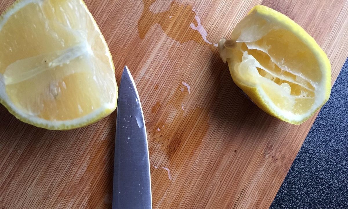 Έτριψε λεμόνι σε ξύλο κοπής - Θα το κάνετε άμεσα (video)