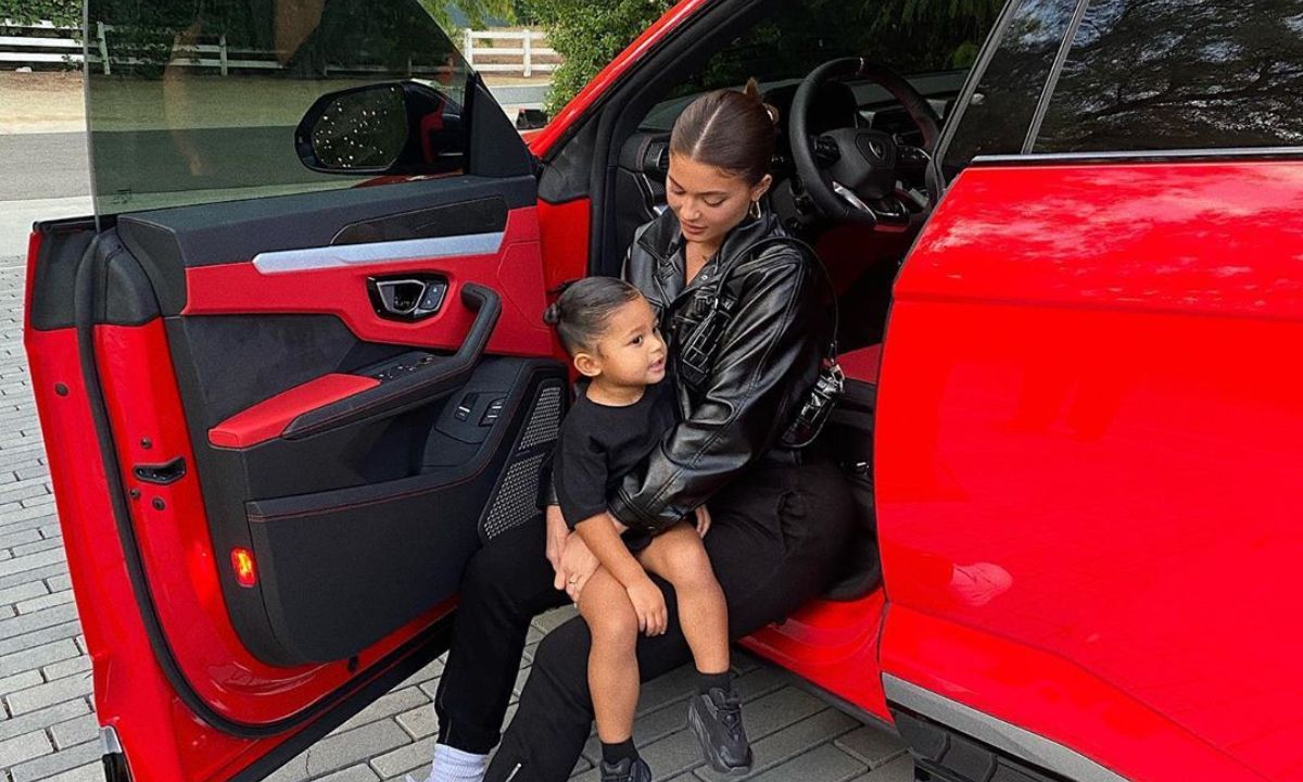 Η κόρη της Kylie Jenner έχει τη δική της συλλογή με αυτοκίνητα στα 2 της