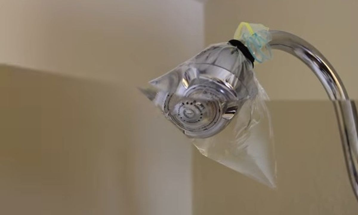 Έβαλε ξύδι σε σακούλα και τύλιξε το τηλέφωνο του μπάνιου - Δείτε γιατί (video)