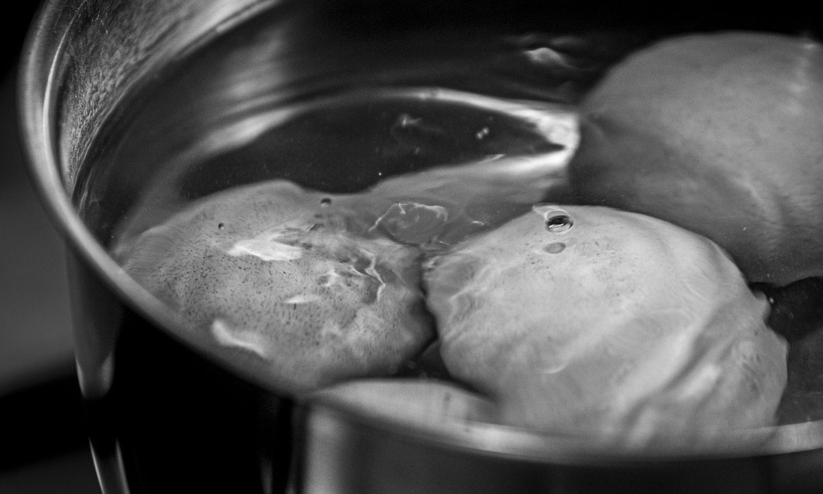 Καθάρισε αυγά κουνώντας την κατσαρόλα (video)