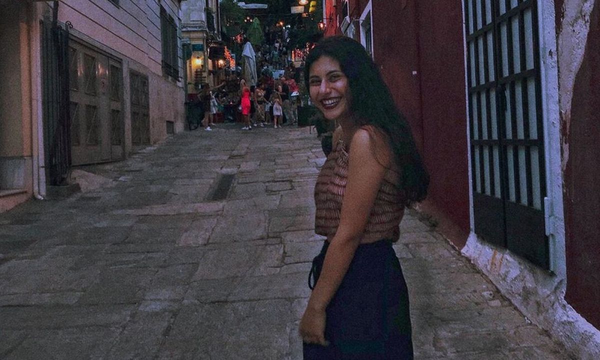 Kόρη Έλληνα ηθοποιού είναι πλέον μουσικός του δρόμου και έχει υπέροχη φωνή