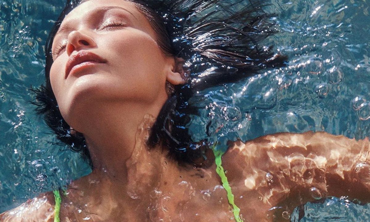 Η Bella Hadid στην τελευταία της φωτογράφηση με μαγιό δεν παίζεται