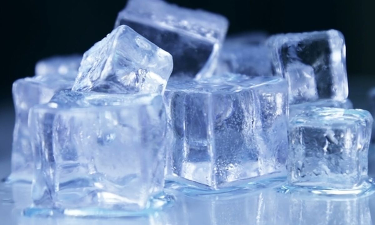 Έβαλε παγάκια στο πλυντήριο των ρούχων - Το κόλπο που τη βοήθησε (video)